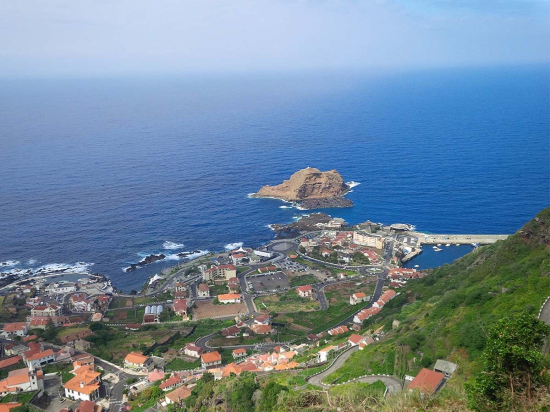 Blick auf Porto Moniz auf Madeira